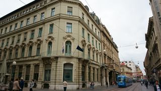 お店はブティックが並ぶ建物の奥に