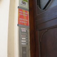 このチャイムを押すと、応答して出迎えてくれました。