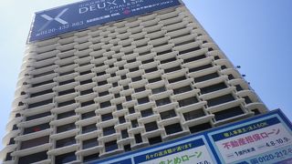 新橋駅前の白いビル