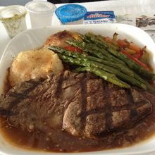 メインのステーキ。ソースが美味。