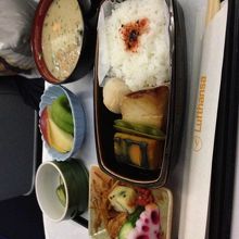 到着前の軽食。とても美味。今迄のベスト機内和食。