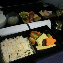 機内食は可もなく不可もなく。八女茶は最高！