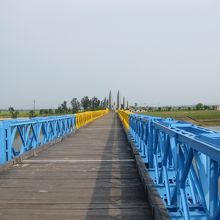 ベトナムを北と南に分けた橋。