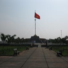 ベトナムの国旗が翻る。