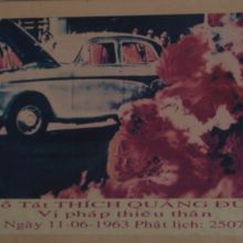 僧が自らの頭に灯油をかけて、見せしめの焼身自殺