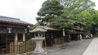 今宮神社の門前、一和と向かいあうあぶり餅の名店。