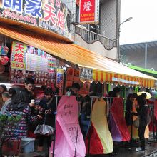 天燈のお店。雨でも上げられました。