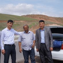 右から２番目がドライバー、面白いおじさんです。