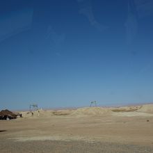 車中から道路脇に連なる砂山を発見。