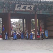 月曜日を除く一日三回、守門将の交代儀式が行われます。