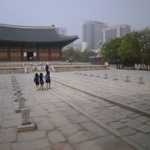 景福宮でも見られる、位が書かれた石碑のようなものがあります。