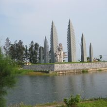 戦争に出た息子を待ち侘びる母親と妹の像