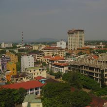 カメリア・ホテルの最上階からフォン川を望む。