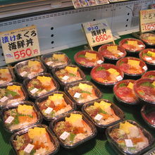 マグロ漬け丼や６５０円海鮮丼もあります。