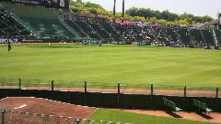 天気の良い日は観戦も心地いいボールパーク！