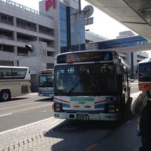 国内線第１ターミナルの８番のバス停にて