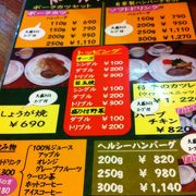 結構広い店内。ハンバーグ好きが集まります。