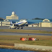 ホテル入り口前からは、那覇空港の滑走路がよく見えます