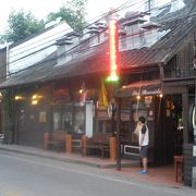 ピン川東岸のレストラン＆バー