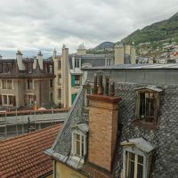 廊下から見た湖とは逆山側の眺め