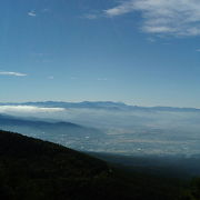 雲海に浮かぶ山々と富士。