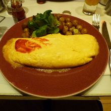 こちらはオムレツ。これもくどい。