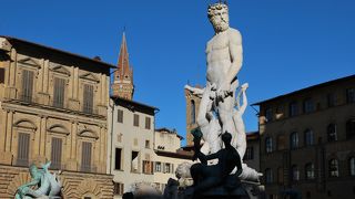 「ヴェッキオ宮殿」の横にある噴水