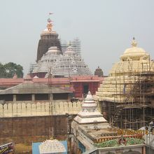 白い塔はホワイト・パゴダと言われています。