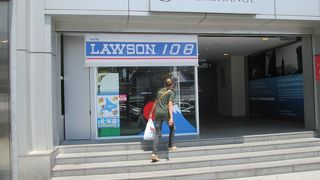 駅構内は広く施設内の店舗が充実