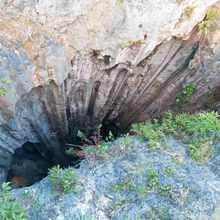 橋から見える穴