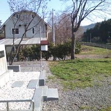 碑のすぐ傍には、線路と塩狩峠の標柱があります
