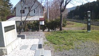 線路脇にひっそりと設置されています