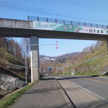 国道40号線沿いの塩狩峠の様子