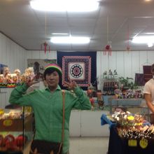 お土産物屋さんの前で。