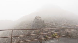 視界不良でほとんど何も見えず