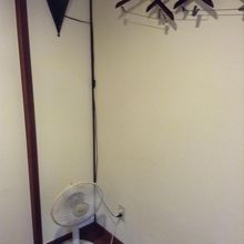 扇風機、ハンガー、間接照明