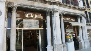 サンマルコ寺院に入った友人を待っている間、すぐ横のバールでベリーニを飲む