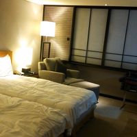 そこそこの広さのツインルーム。窓の外は大通りなので少し騒がし