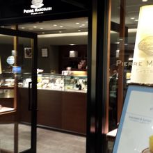 高級感ある店構えです