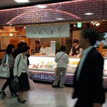 改札入った構内、直ぐにあります。