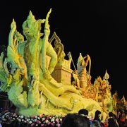 普段は静かなウボンの街が一気に盛り上がるお祭り