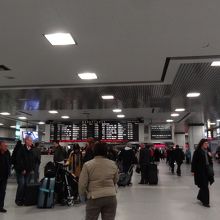 多くの人が行きかいます。