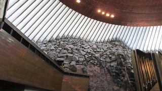 岩山の中にある教会