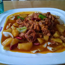 大盤鶏　鶏肉とじゃがいものトマト煮込み