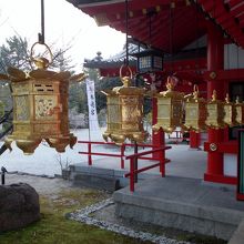 拝殿右手から眺め。奈良の春日大社に雰囲気が似ています。