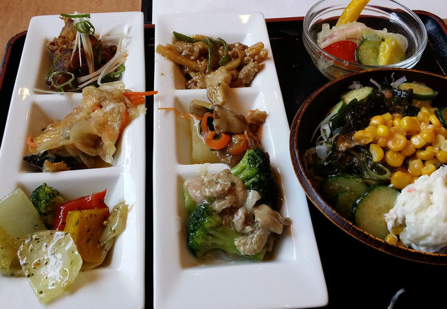ランチのお総菜バイキングがお得