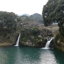 ２条に分かれて落ちています