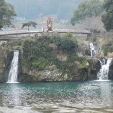 二つの滝の間には不動明王が立っています