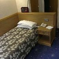 部屋もベッドも狭い