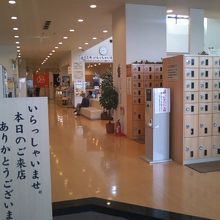 入口付近から眺めた館内の様子